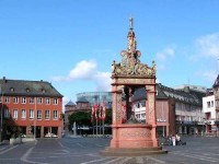 Renesanční kašna na náměstí Marktplatz - Marktbrunnen