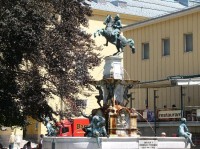 Leopoldsbrunnen - Leopoldův pramen (kašna): Na vrcholu kašny stojí jezdecká socha arcivévody Leopolda V.