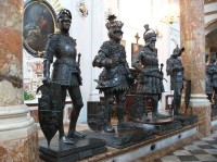 Bronzové sochy zleva: Král Artuš, portugalský král Ferdinand I., Ernst Železný a král Gótů Theodorich