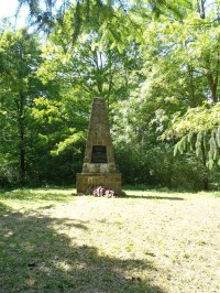 Pomník na místě, kde stávala hájovna U Zlatého jelena. Zde se odehrálo první střetnutí partyzánské skupiny s německými okupanty - 27.5.2012