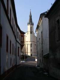 Jáchymov - pohled z Mincovní uličky. Vlevo museum, vpravo budova radnice