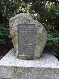 pomník z bývalých přilehlých (zlikvidovaných, dnes je tam Lidl) kasáren 