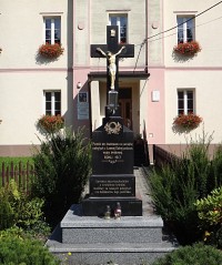 pomník padlých v 1. svět.válce před školou s polským jazykem vyučovacím