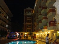 část hotelu a bazén