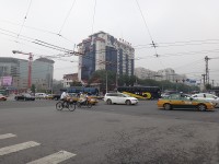 Peking během jízdy na jedné z hlavních tříd