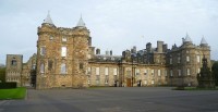 Edinburgh Holyroodhouse nádvoří s palácem