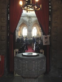 Rosslyn Chapel křtitelnice u vchodu