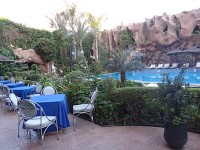 Marrakech pohled do zahrady s bazénem a posezením