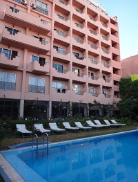 Marrakech bazén a hotel z jiného pohledu 