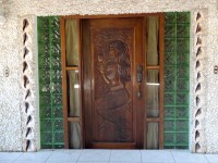 Honduras Roatan West Bay mají tam nádherně zdobené dveře