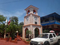 Honduras Roatan Coxen Hole věžní hodiny u parku