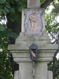 lucerna a Panna Marie na kříži u lesa
