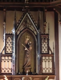 oltář se sochou Madony