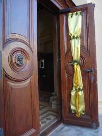 ozdobené hlavní dveře