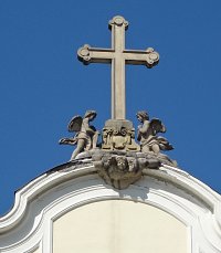 detail kříže nad hlavním vchodem