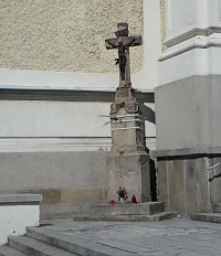 kříž v rohu u kostela