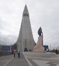 Reykjavík Hallgrímskirkja čelní pohled se sochou Leifa Erikssona