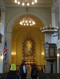 Reykjavík Dómkirkjan kazatelna a oltář
