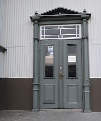 dveře gymnázia