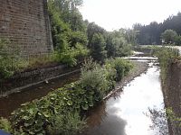 řeka Lomná pod viaduktem v Dolní Lomné