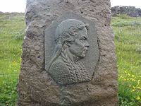 detail portrétu na pomníku
