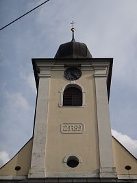 věž kostela s letopočtem