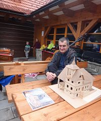 dřevěná miniatura chaty a její autor