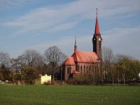 Vrbice, kostel sv. Kateřiny Alexandrijské a sv. Jakuba St., pohled od jezera