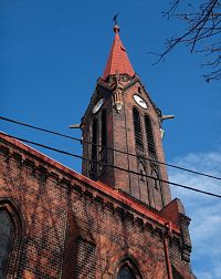 věž kostela s hodinami