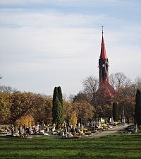 hřbitov a kostel od jezera