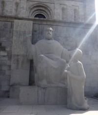 socha sv. Mesropa Maštoca před budovou institutu