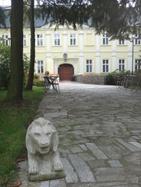 zámek v Chalupkách střeží dva lvi