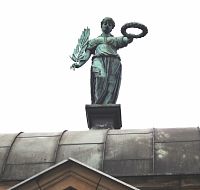 socha ženy na střeše