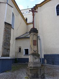 misijní kříž u kostela