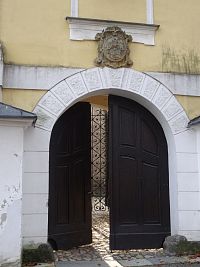brána k nádvoří zámku