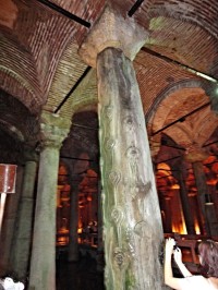 Istanbul Basilika Cistern sloup s pavími oky
