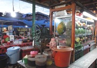 trh Pasar Kreneng na tomto přístroji dělají ovocné šťávy