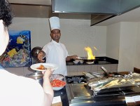 Maledivy Faru příprava flambovaného jídla