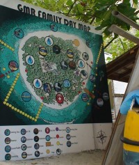 Maledivy Kuda Bandos mapa ostrova a seznam aktivit pro turisty
