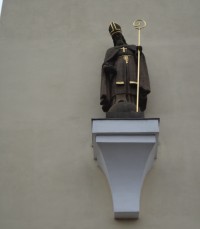 Tvrdonice socha nad vchodem do kostela