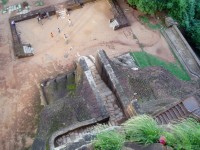 Sigiriya pohled shora na odpočívadlo u lvích tlap