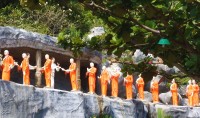 Dambulla sochy mnichů u Zlatého chrámu