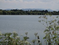Jistebník rybník Bezruč v pozadí panorama Beskyd