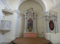 Hukvaldy hradní kaple sv.Ondřeje-oltář sv.Ondřeje,vpravo olář sv.Barbory a Rosálie 