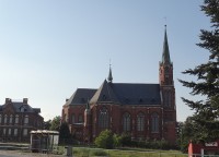 Ludgeřovice kostel sv. Mikuláše boční pohled, vlevo fara 