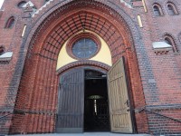 Ludgeřovice vchod do kostela sv. Mikuláše