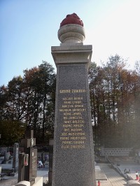Petrovice pomník na hřbitově u kostela sv.Martina