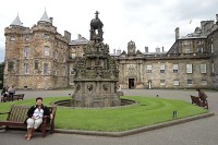 Edinburgh kašna a královský palác Holyrood