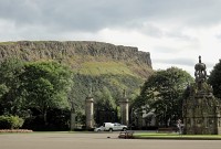 Edinburgh pohled z parku Holyrood na Arturovo sedlo