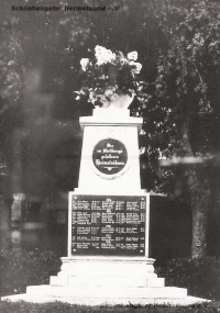 fotografie, kdy pomník ještě stával naproti domu č. 51 na Náměstí Míru v Úsově